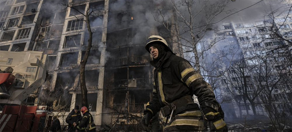 Russia Steps Up Bombardment of Kyiv, Civilians Flee Mariupol