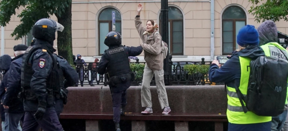 Russians Defy Putin's Mobilization Push, Hundreds Arrested