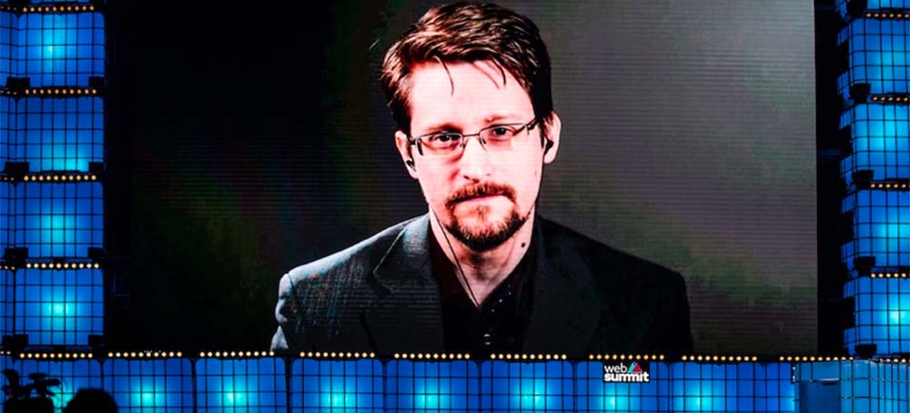 Edward Snowden Swears Allegiance to Russia and Receives Passport, Lawyer Says