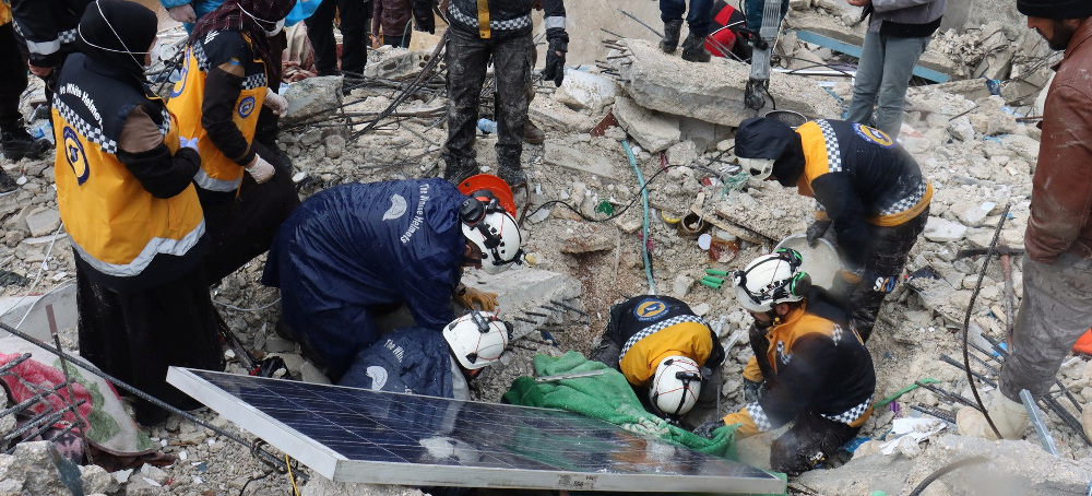 Turkish Victims Buried Under Rubble Swarm Social Media for Help