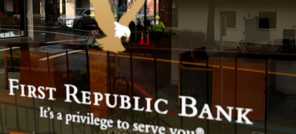 Banking Executives Sold Millions in Stock Before Crash: WSJ