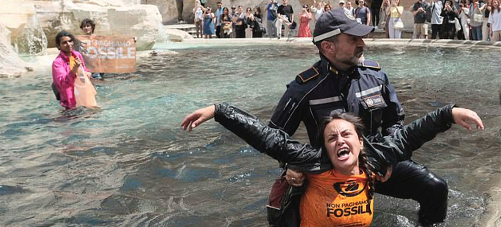 Rome Climate Protesters Turn Trevi Fountain Water Black