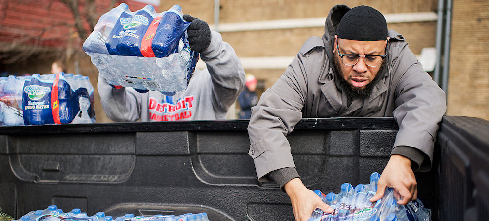 Volunteers load bottled water in a truck at the the Sylvester Broome Center in Flint, Michigan, on February 22, 2016. (photo: Tom Williams/CQ Roll Call)