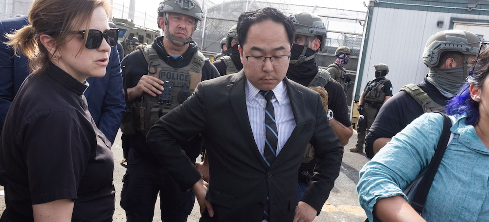 US Senator Says He Was Pepper Sprayed by Federal Agents During Protest at ICE Facility