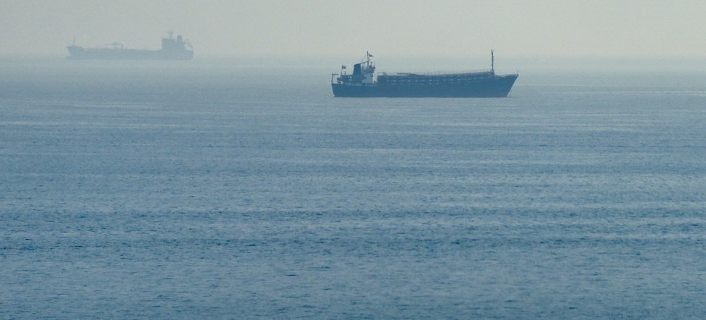 Iran Strikes Tankers Under US Escort in Hormuz Strait as Trump Gathers Cabinet to Discuss War